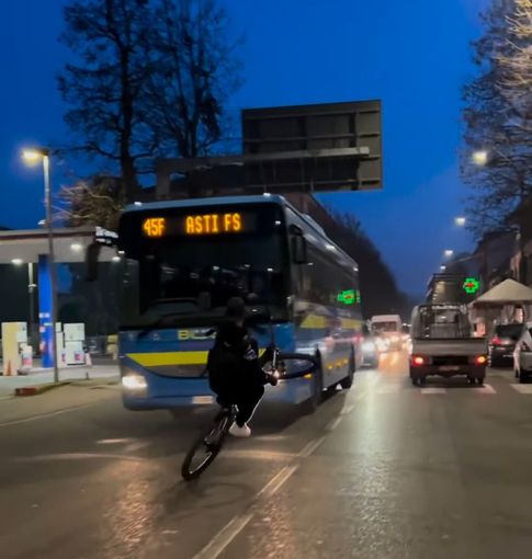 Alcuni fotogramma che documentano la bike life tra le vie di Asti