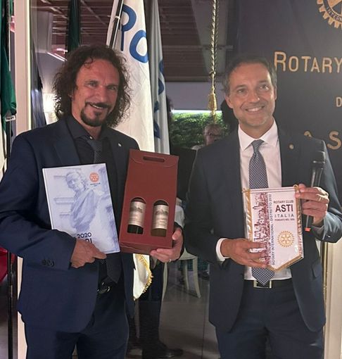 L'artista (a sinistra nell'immagine) con il presidente Rotary Alberto Bazzano L'artista (a sinistra nell'immagine) con il presidente Rotary Alberto Bazzano