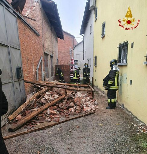 Crollata una tettoia a Buttigliera d'Asti, Vigili del Fuoco in azione: nessuna persona ferita Crollata una tettoia a Buttigliera d'Asti, Vigili del Fuoco in azione: nessuna persona ferita