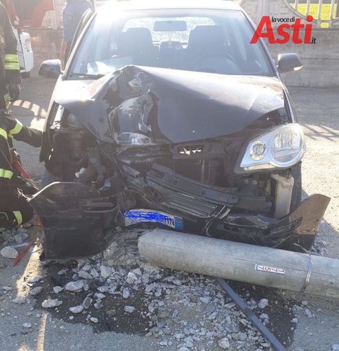 Castell'Alfero: scontro tra due auto. Urtato anche un palo dell'Enel (FOTO)