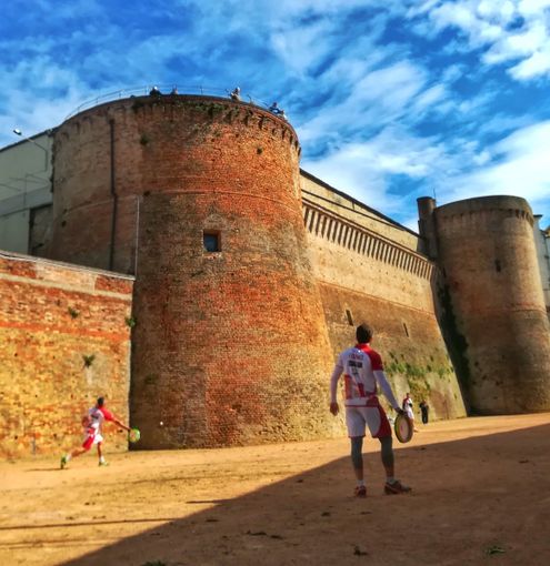Dalle 16 partono le sfide del tamburello a muro. A Rocca d'Arazzo Coppa Italia tra Grazzano e Vignale Dalle 16 partono le sfide del tamburello a muro. A Rocca d'Arazzo Coppa Italia tra Grazzano e Vignale