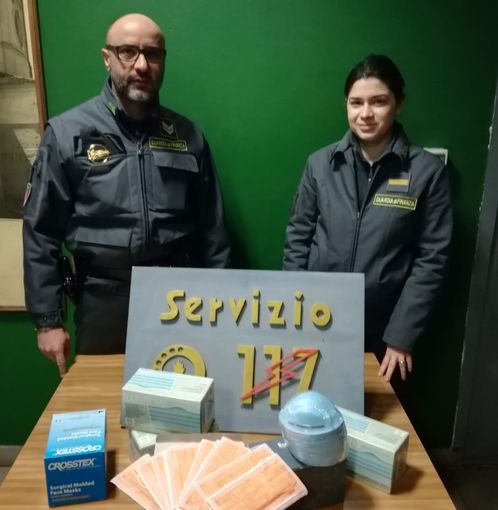 49enne astigiano cercava di vendere mascherine a farmacie del capoluogo a prezzo maggiorato del 700%