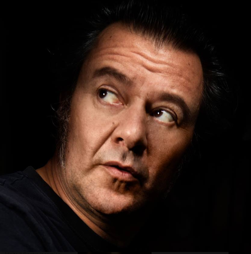 Andrea Giraudo in live con voce e musica al “il silenzio del cantautore”