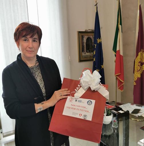 Il questore di Asti, dottoressa Alessandra Faranda Cordella, con le mascherine donate dall'Asti Calcio Il questore di Asti, dottoressa Alessandra Faranda Cordella, con le mascherine donate dall'Asti Calcio