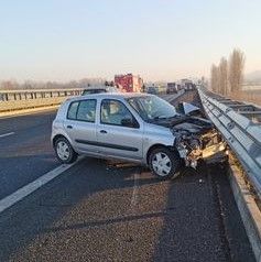 Tamponamento a catena sulla A33. Sul posto vigili dei fuoco di Asti, soccorsi e carabinieri Tamponamento a catena sulla A33. Sul posto vigili dei fuoco di Asti, soccorsi e carabinieri