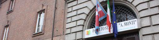 Il Monti dedica la biblioteca alla sua Erica, tra le migliori studentesse dell'istituto Il Monti dedica la biblioteca alla sua Erica, tra le migliori studentesse dell'istituto