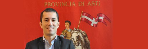 Il presidente Gabusi con alle sue spalle il gonfalone dell'Ente