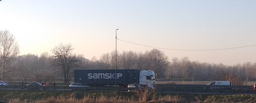 L'auto incidentata fotografata dalla prospicente Asti-Mare