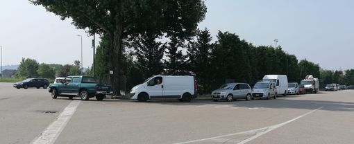 Utenti costretti a lunghe code sotto il sole per poter accedere all’Ecocentro di via Ceca Utenti costretti a lunghe code sotto il sole per poter accedere all’Ecocentro di via Ceca