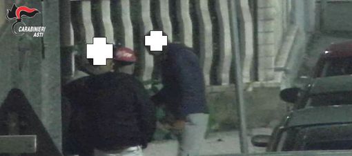 Una cessione avvenuta in corso Volta, nei pressi di una delle due basi della rete di spaccio. L'altra immagine inserita nell'articolo fa invece riferimento a corso Casale