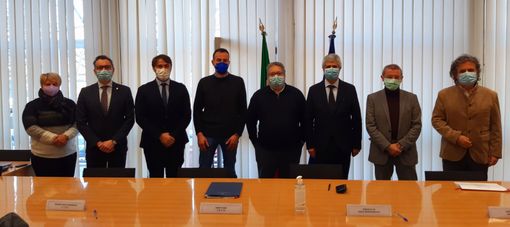 Foto di gruppo per i firmatari del protocollo contro il caporalato agricolo Foto di gruppo per i firmatari del protocollo contro il caporalato agricolo