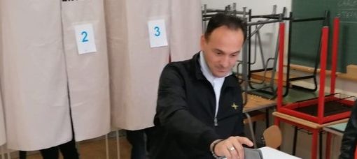 Il neo presidente Cirio durante il voto Il neo presidente Cirio durante il voto