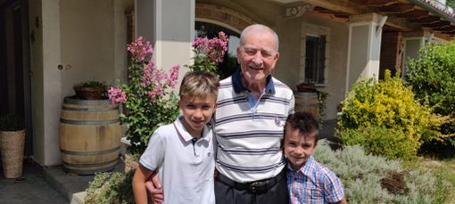Gianni Cavarino con i nipotini (foto autorizzata e donata dalla famiglia)