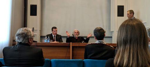 Il colonnello Federici e il dottor Meluzzi ritratti nel corso della presentazione astigiana Il colonnello Federici e il dottor Meluzzi ritratti nel corso della presentazione astigiana