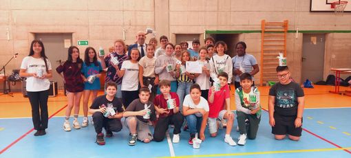 I ragazzi premiati ritratti con il presidente Vanzino I ragazzi premiati ritratti con il presidente Vanzino