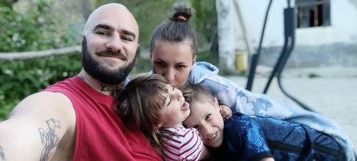 Giulia con il marito Sasha ed il figli Solomon e Kaja durante momenti di felice normalità, spezzati dalla guerra Giulia con il marito Sasha ed il figli Solomon e Kaja durante momenti di felice normalità, spezzati dalla guerra
