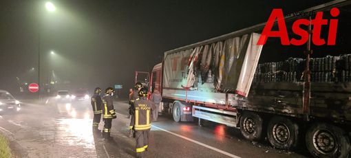 Autoarticolato in fiamme all’altezza dello svincolo della Boana, sul posto i vigili del fuoco Autoarticolato in fiamme all’altezza dello svincolo della Boana, sul posto i vigili del fuoco