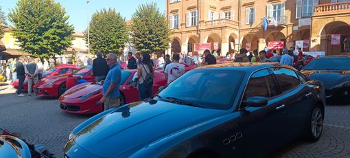 Il ritrovo Ferrari &amp; Supercar a Castelnuovo Belbo per la decima edizione [FOTO]