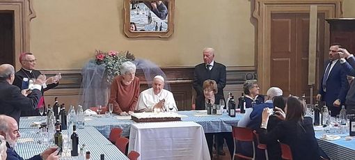 Carla Rabezzana spegne le candeline sulla torta realizzata dai ragazzi dell'Afp Colline astigiane di Agliano Terme Carla Rabezzana spegne le candeline sulla torta realizzata dai ragazzi dell'Afp Colline astigiane di Agliano Terme