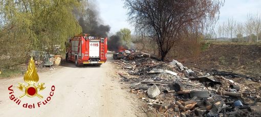 Continuano gli incendi rifiuti in via Guerra. I vigili del fuoco di Asti impegnati oggi per oltre due ore