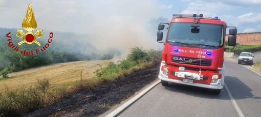 Un incendio sterpaglie coinvolge canneto a Montechiaro Un incendio sterpaglie coinvolge canneto a Montechiaro