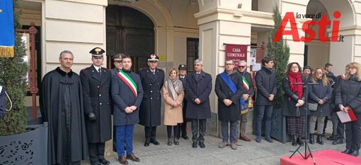 La moglie Cinzia e la figlia Emanuela con le autorità La moglie Cinzia e la figlia Emanuela con le autorità