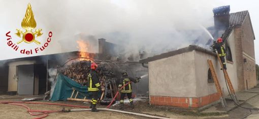 Mombaruzzo: vasto incendio in un deposito di attrezzature meccaniche