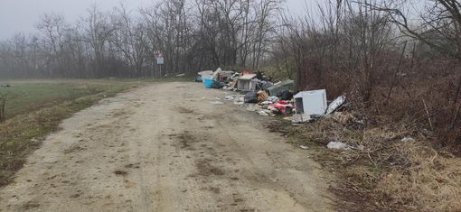 Nell'Astigiano continuano a 'fiorire' le discariche. Al centro del degrado, questa volta la zona tra Castello di Annone e Rocchetta [FOTO]