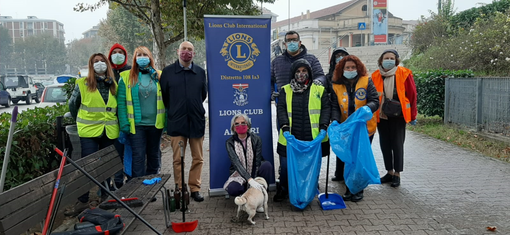 Il Lions Club Alfieri di Asti, contribuisce alla pulizia di piazza Campo del Palio