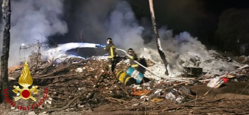 Asti, via Guerra. Nuovo rogo rifiuti Asti, via Guerra. Nuovo rogo rifiuti