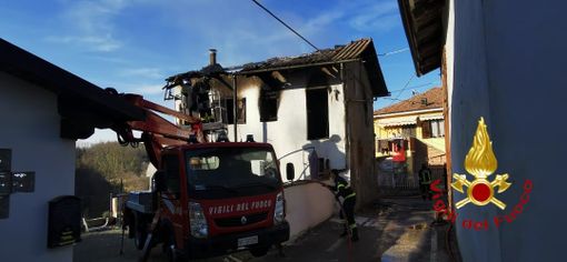 Quel che resta dell'abitazione dopo lo spegnimento delle fiamme Quel che resta dell'abitazione dopo lo spegnimento delle fiamme