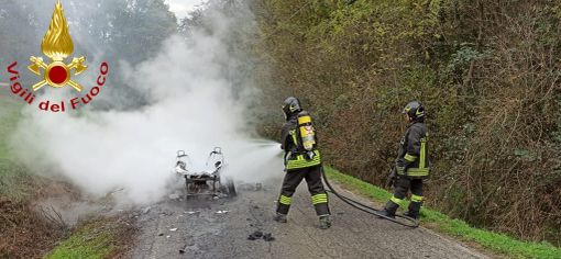 Due immagini (la seconda a fine articolo) relative l'intervento dei vigili del fuoco Due immagini (la seconda a fine articolo) relative l'intervento dei vigili del fuoco