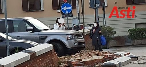 Esce dal parcheggio ma invece di andare indietro va avanti e butta giù un muro Esce dal parcheggio ma invece di andare indietro va avanti e butta giù un muro
