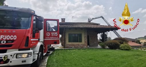 San Damiano: intervento dei vigili del fuoco per un incendi di pannelli solari