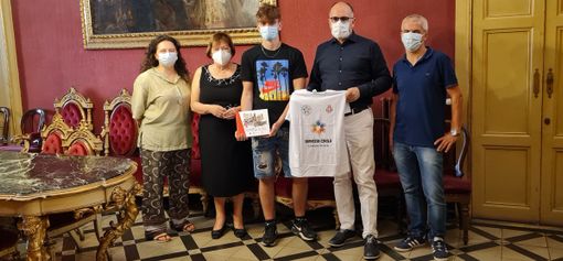 Il sindaco Rasero ha consegnato ai volontari del Servizio Civile la maglietta con i loghi del Comune Il sindaco Rasero ha consegnato ai volontari del Servizio Civile la maglietta con i loghi del Comune