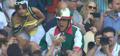 Giovanni Atzeni vince il Palio di Siena