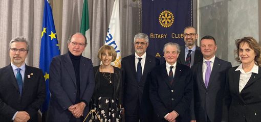 I sei nuovi soci del Rotary astigiano con il presidente del club, Luigi Florio e l’assistente del governatore,