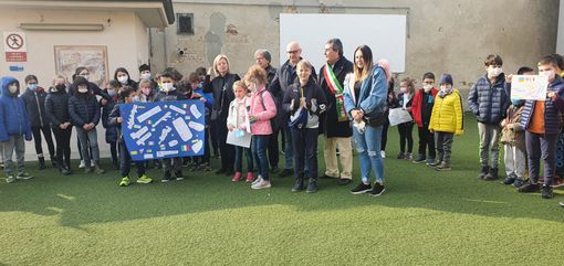 La festa di accoglienza a scuola alla presenza di volontari e dei sondaci