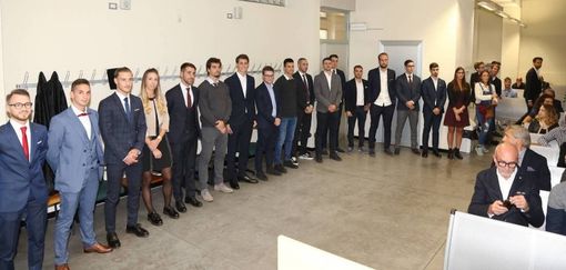 una nutrita schiera di neo dottori SUISM in una recente sessione di lauree “in presenza”, modalità che tutti auspicano ritorni presto di routine una nutrita schiera di neo dottori SUISM in una recente sessione di lauree “in presenza”, modalità che tutti auspicano ritorni presto di routine