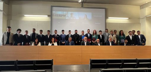 Foto di gruppo per 25 dei 50 neo laureati, i restanti nell'immagine a fine articolo Foto di gruppo per 25 dei 50 neo laureati, i restanti nell'immagine a fine articolo