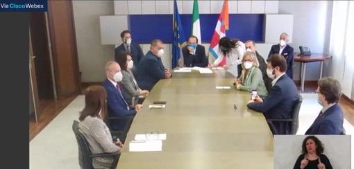 Regione, Cirio firma il "bonus Piemonte": aiuti per parrucchieri, ristoranti, bar e discoteche Regione, Cirio firma il "bonus Piemonte": aiuti per parrucchieri, ristoranti, bar e discoteche