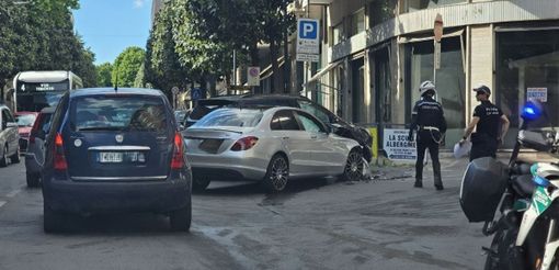 Asti: schianto tra due auto all'incrocio tra corso Dante e corso Milano: traffico in tilt Asti: schianto tra due auto all'incrocio tra corso Dante e corso Milano: traffico in tilt