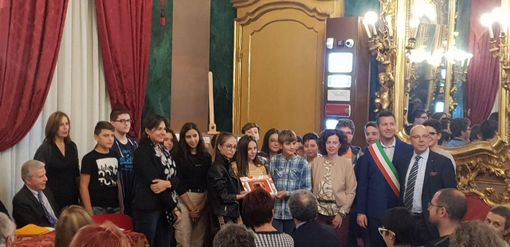 A San Damiano le classi terza A e B della scuola media vincono il premio "PiazzAlfieri" A San Damiano le classi terza A e B della scuola media vincono il premio "PiazzAlfieri"