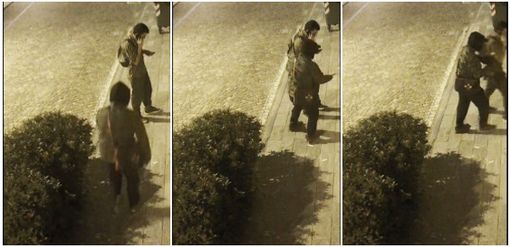 L'aggressione da parte del rapinatore documentata da una videocamera di sicurezza comunale