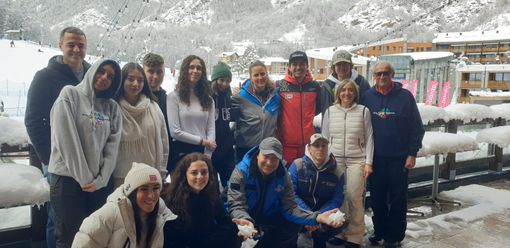 Le telecamere di Raiuno intervistano le classi quinte dell’Istituto Des Ambrois di Oulx per «maturandi», inserto della trasmissione «uno mattina in famiglia» Le telecamere di Raiuno intervistano le classi quinte dell’Istituto Des Ambrois di Oulx per «maturandi», inserto della trasmissione «uno mattina in famiglia»