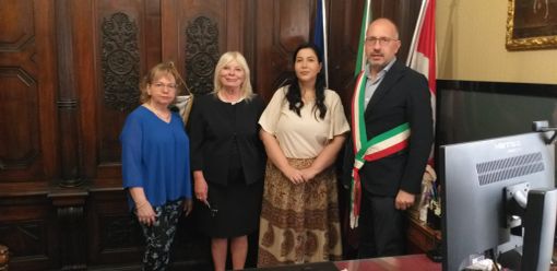 Ricevuta dal sindaco di Asti Rasero Shima Allahi vincitrice del secondo premio a 'Lingua Madre" Ricevuta dal sindaco di Asti Rasero Shima Allahi vincitrice del secondo premio a 'Lingua Madre"