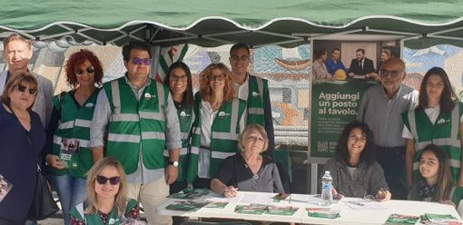 Diversi momenti della raccolta firme Diversi momenti della raccolta firme