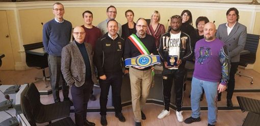Asti, consegnato il sigillo della Città al campione italiano dei pesi medi di boxe Asti, consegnato il sigillo della Città al campione italiano dei pesi medi di boxe