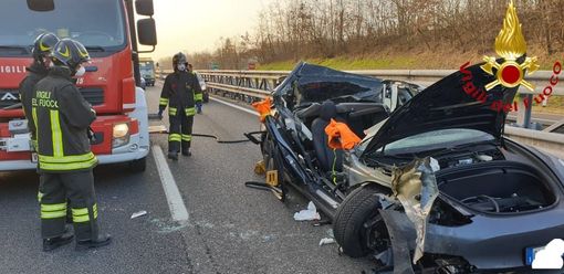 Incidente stradale in autostrada. Interviene elisoccorso e vigili del fuoco per estrarre gli occupanti