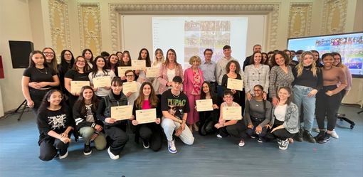 Gli studenti coinvolti con la dirigente scolastica Stella Perrone Gli studenti coinvolti con la dirigente scolastica Stella Perrone